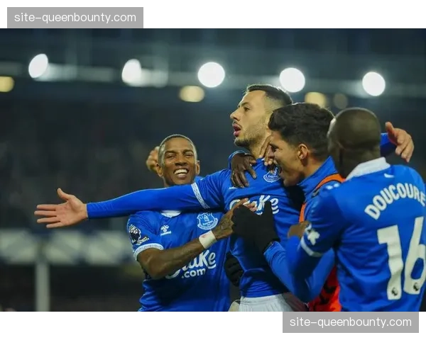 埃弗顿中场硬度保持 杜库雷盖耶组合提供防守屏障与拦截能力